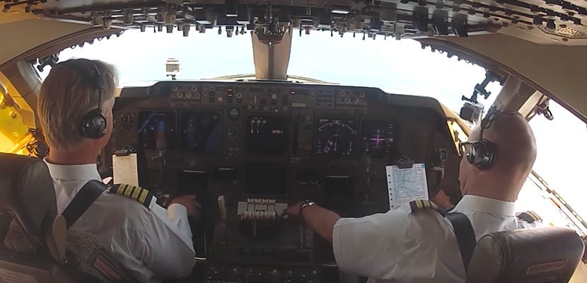 747CockpitFeat