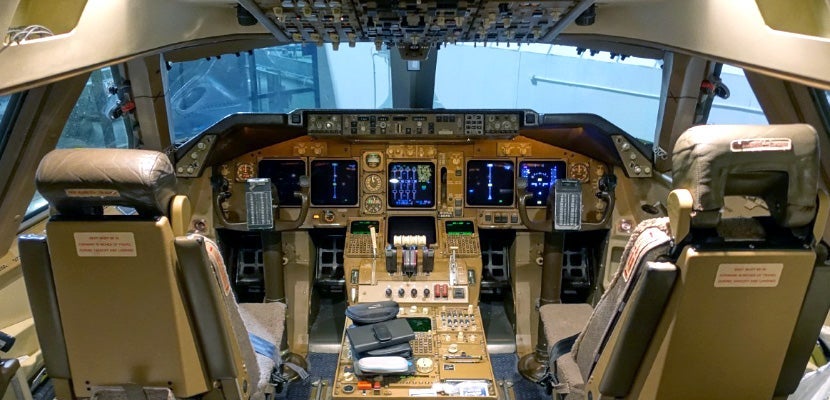 747-cockpit-feat