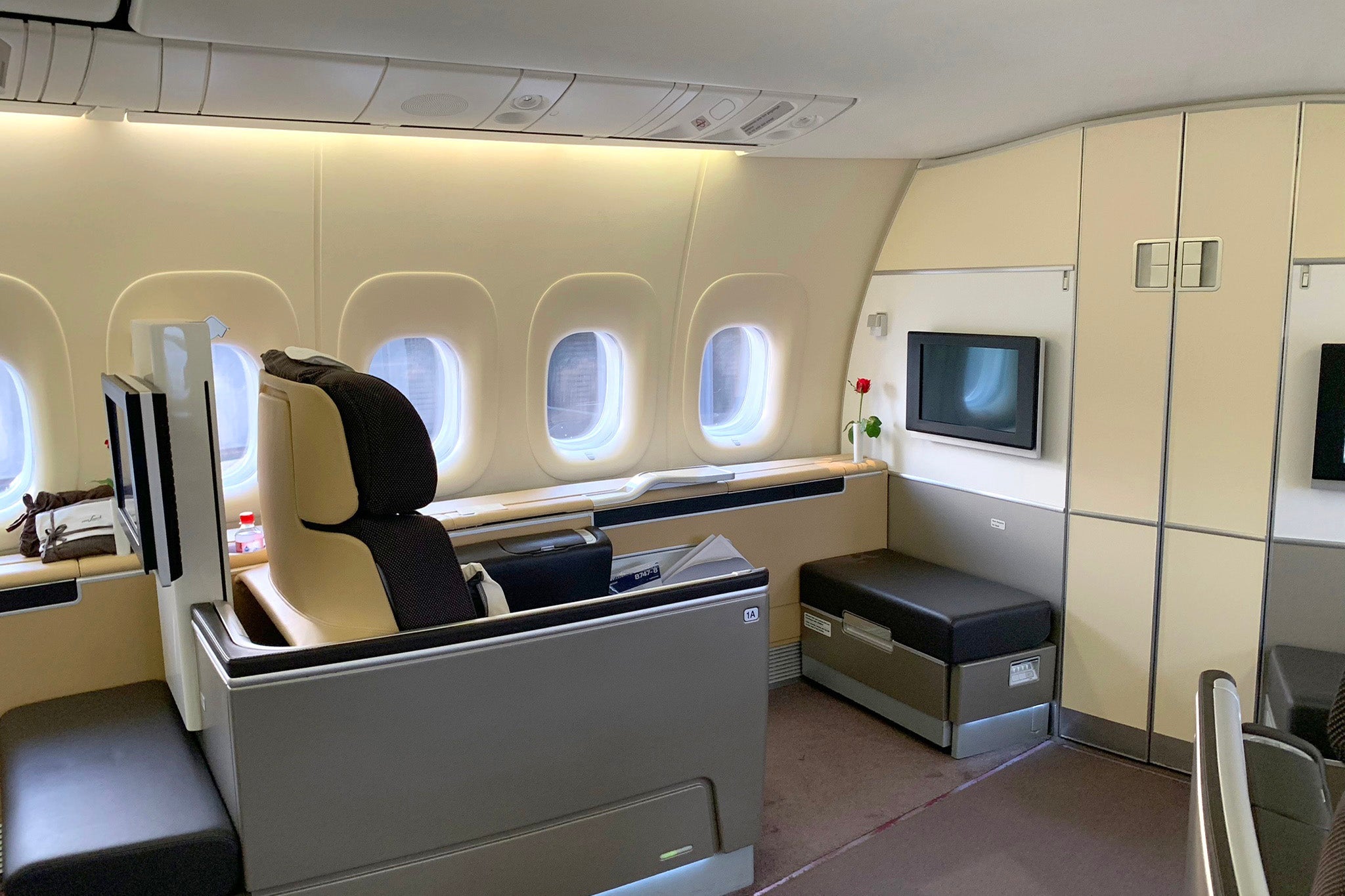 Lufthansa First Class 747-8 FRA-JFK Review ZH