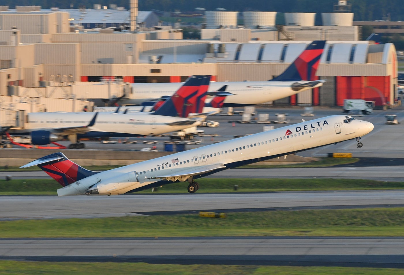 Delta Air Lines MD-88 at ATL taking off