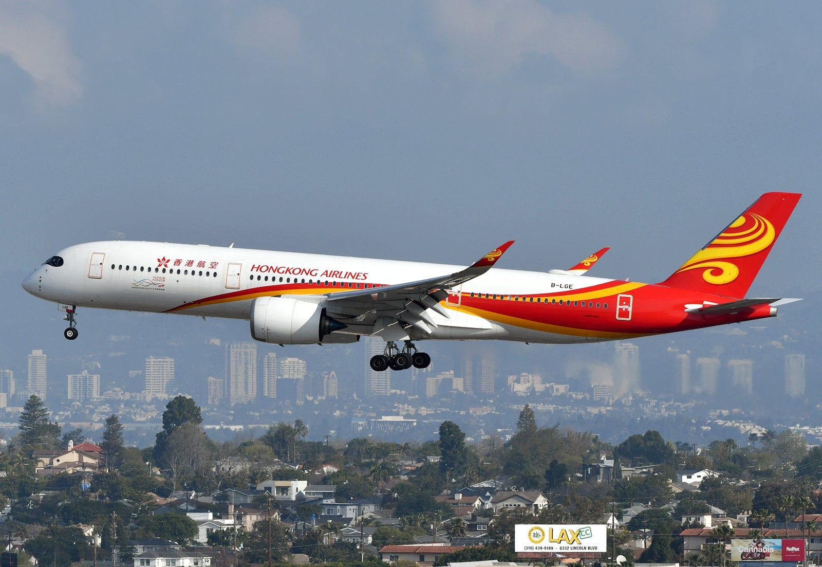 A Hong Kong Airlines Airbus A350-900 landing at LAX