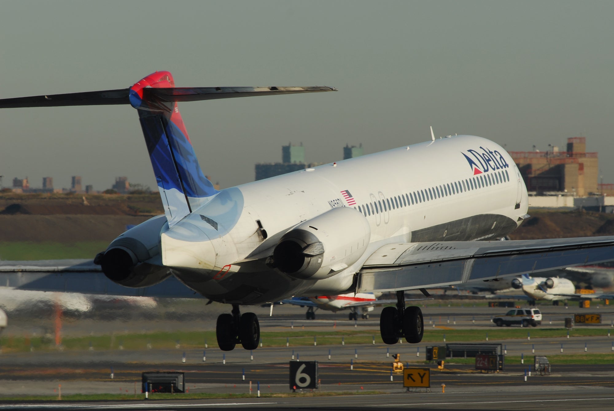 Delta MD-88 landing at LGA
