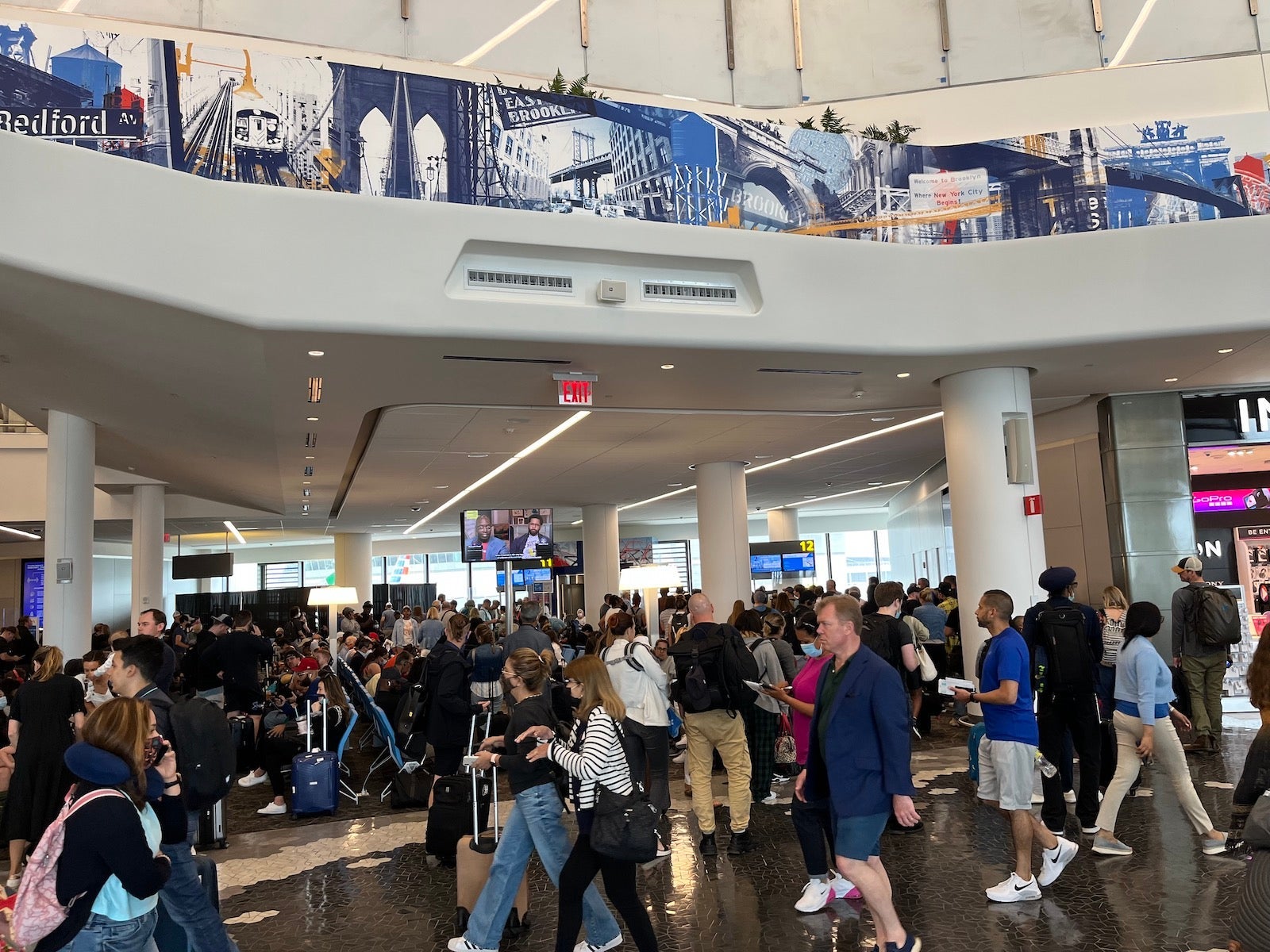 crowd lga terminal b