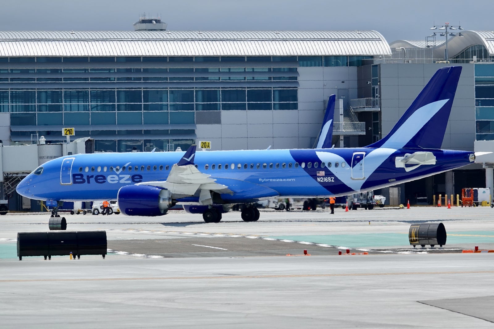 Breeze Airways Airbus A220-300