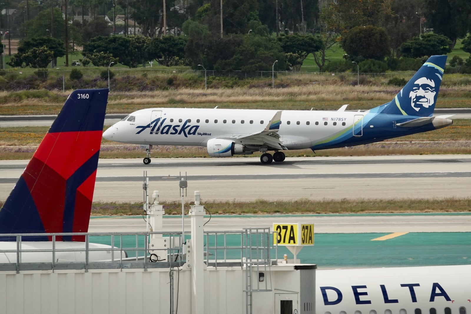 Alaska Embraer E175 Delta