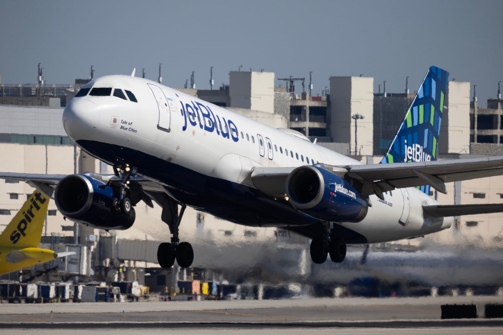 JetBlue Stock Drops With Expected Flat Revenue And Higher Costs