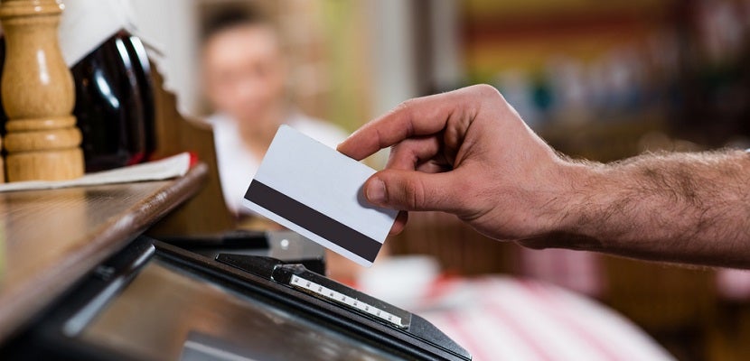 Credit card restaurant swipe featured shutterstock 121319428