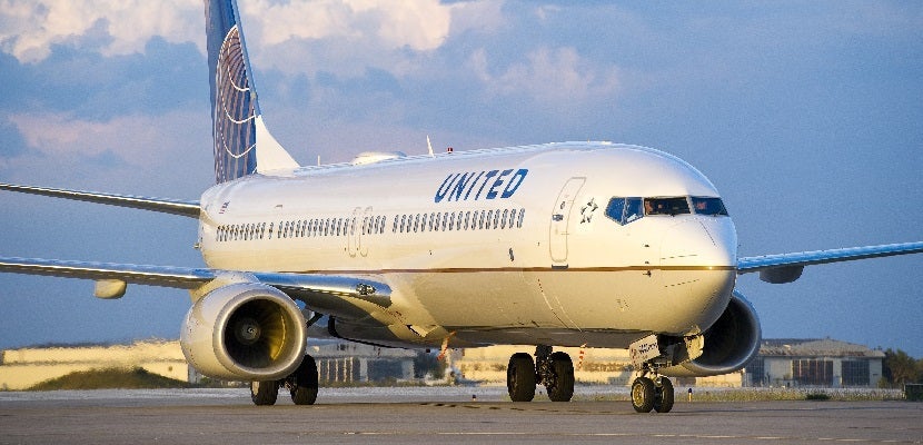 IMG United 737 on runway featured