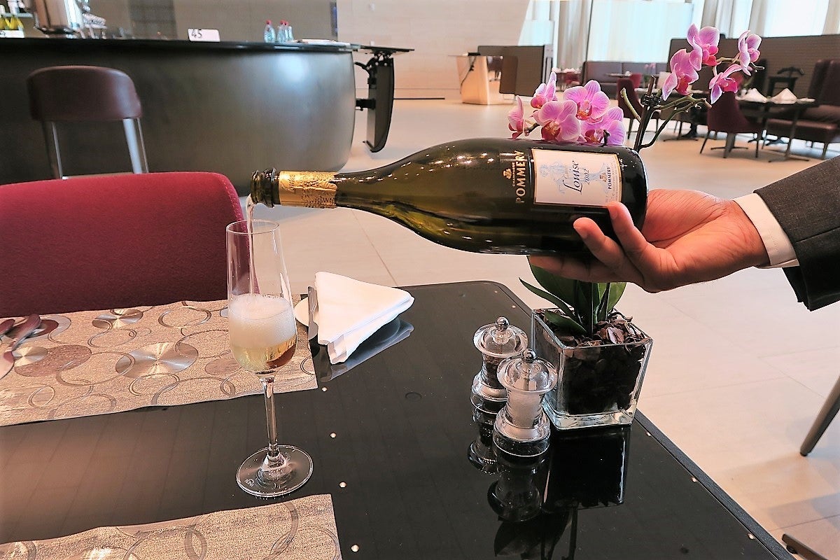 13 Qatar First Class Lounge Champagne
