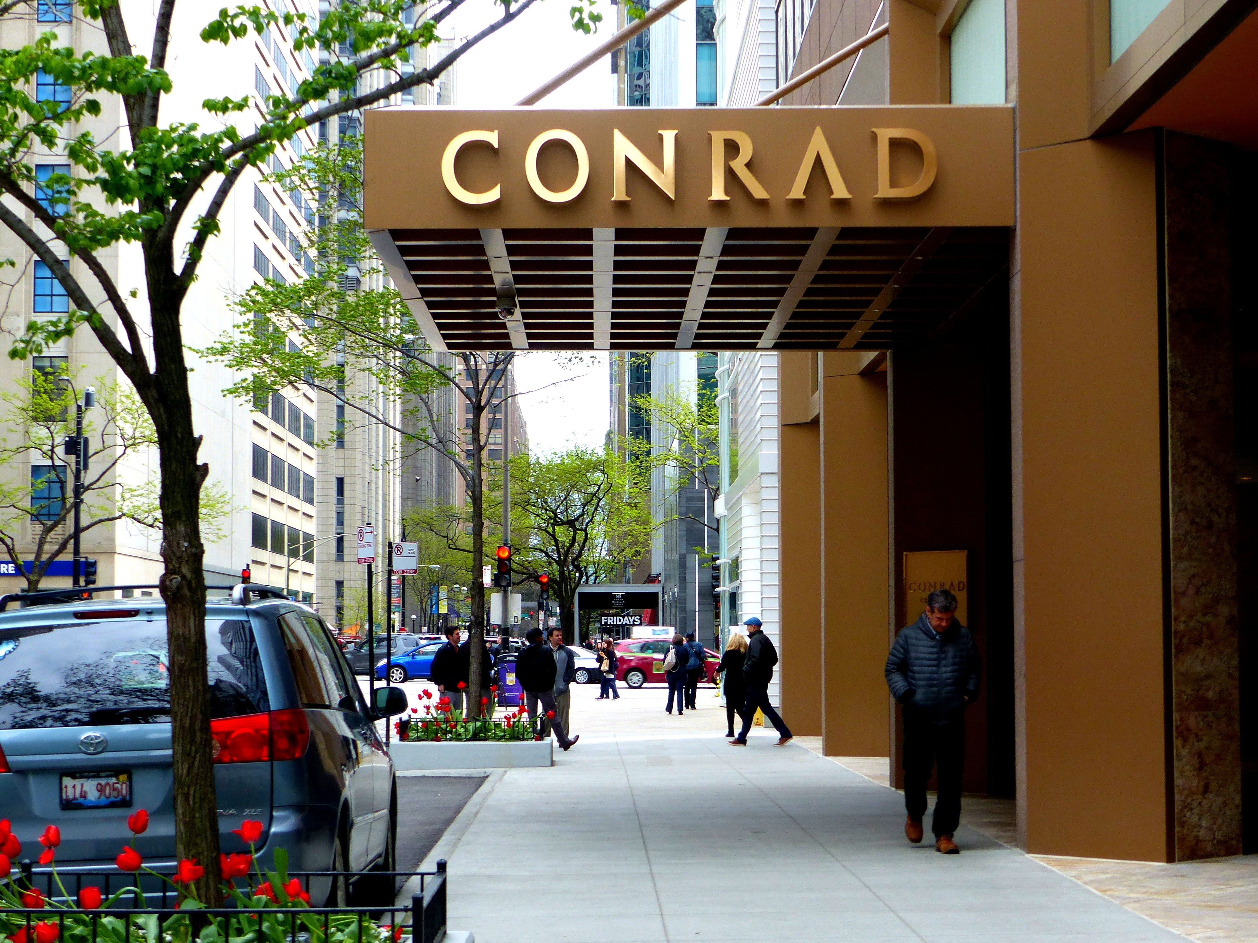 img-conrad-entrance2