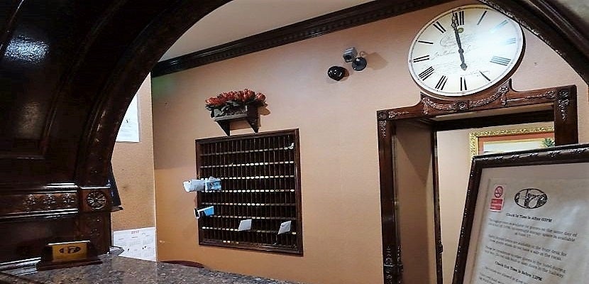 Hotel 17 desk featured