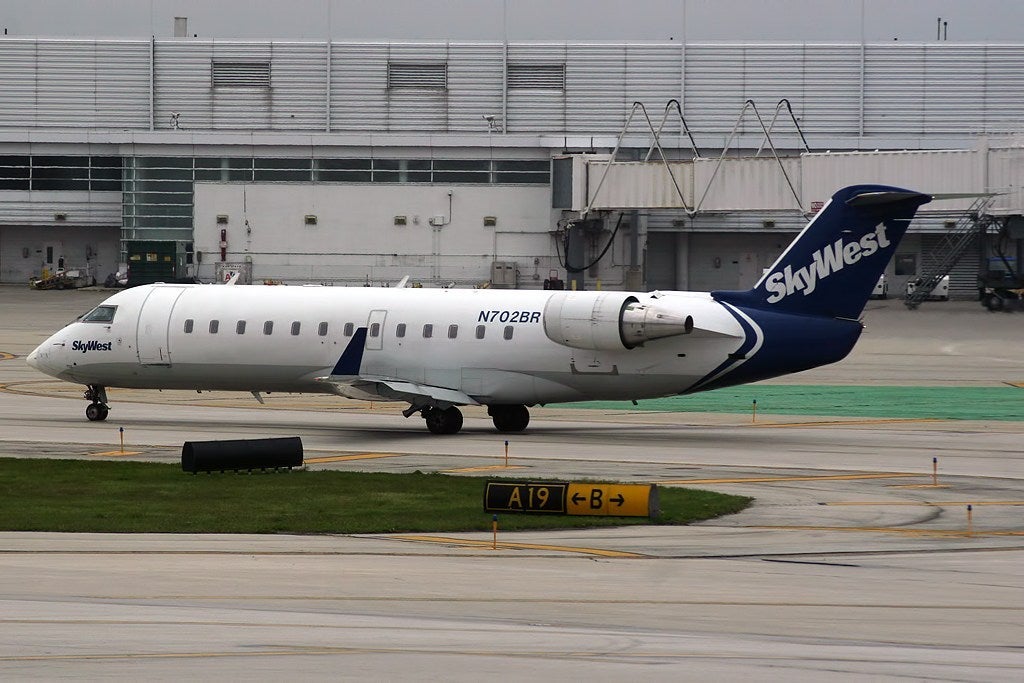 CRJ-200ER_Skywest_Airlines_N702BR