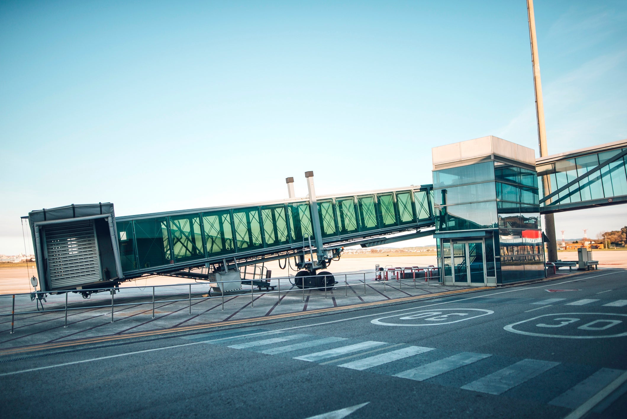 Passenger boarding bridge