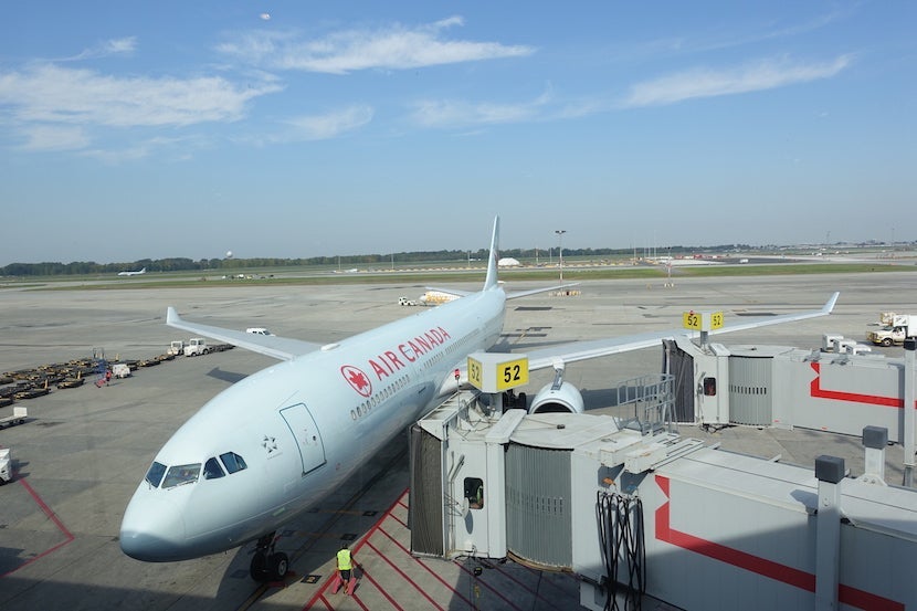 Air Canada lounge plane spotting