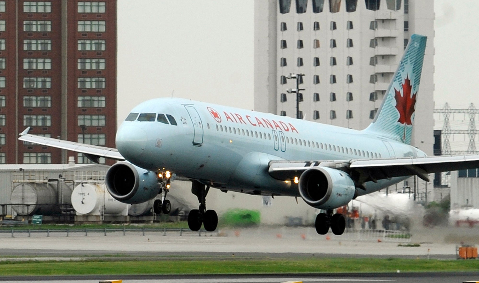 An Air Canada Airbus A320 - 200 lands on runway 24R at Pearson Airport this morning. TONY BOCK/TORON