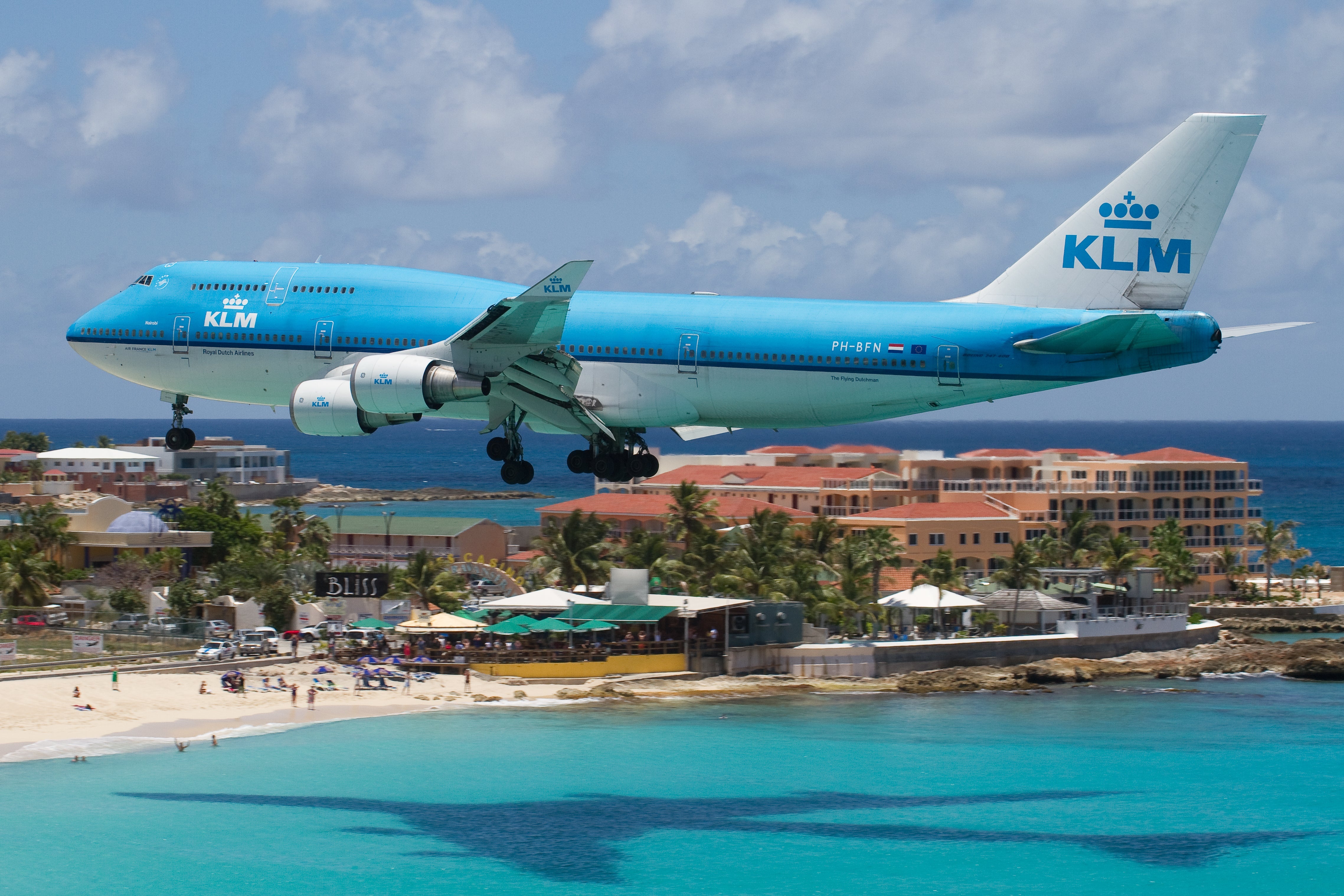 KLM 747 over maho beach
