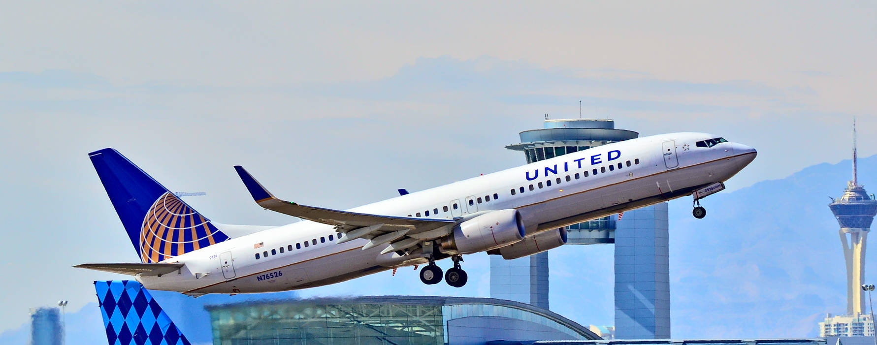 United 737 and jetblue A320