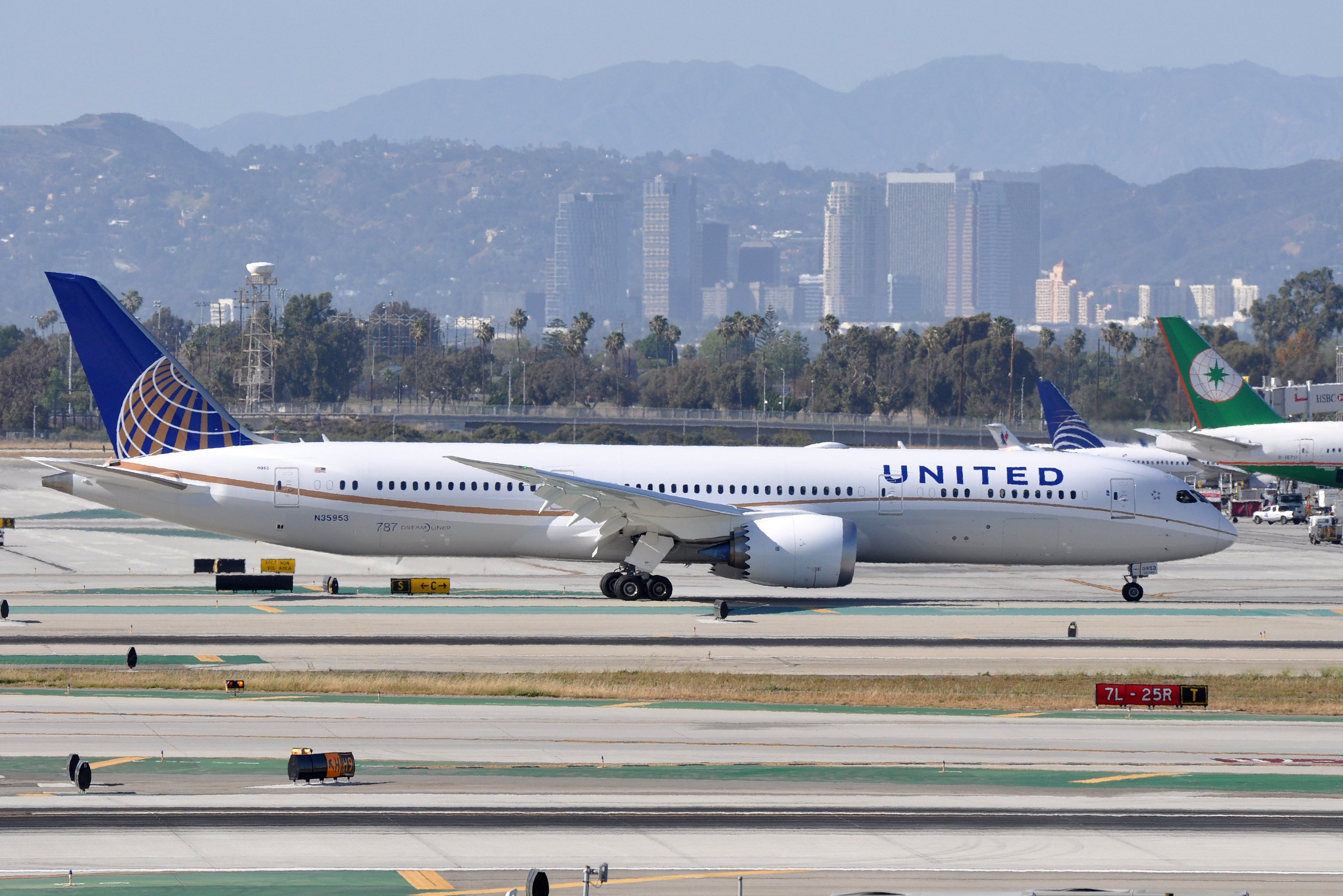 United_Airlines,_Boeing_787-9_Dreamliner,_N35953_-_LAX_(18425743999)