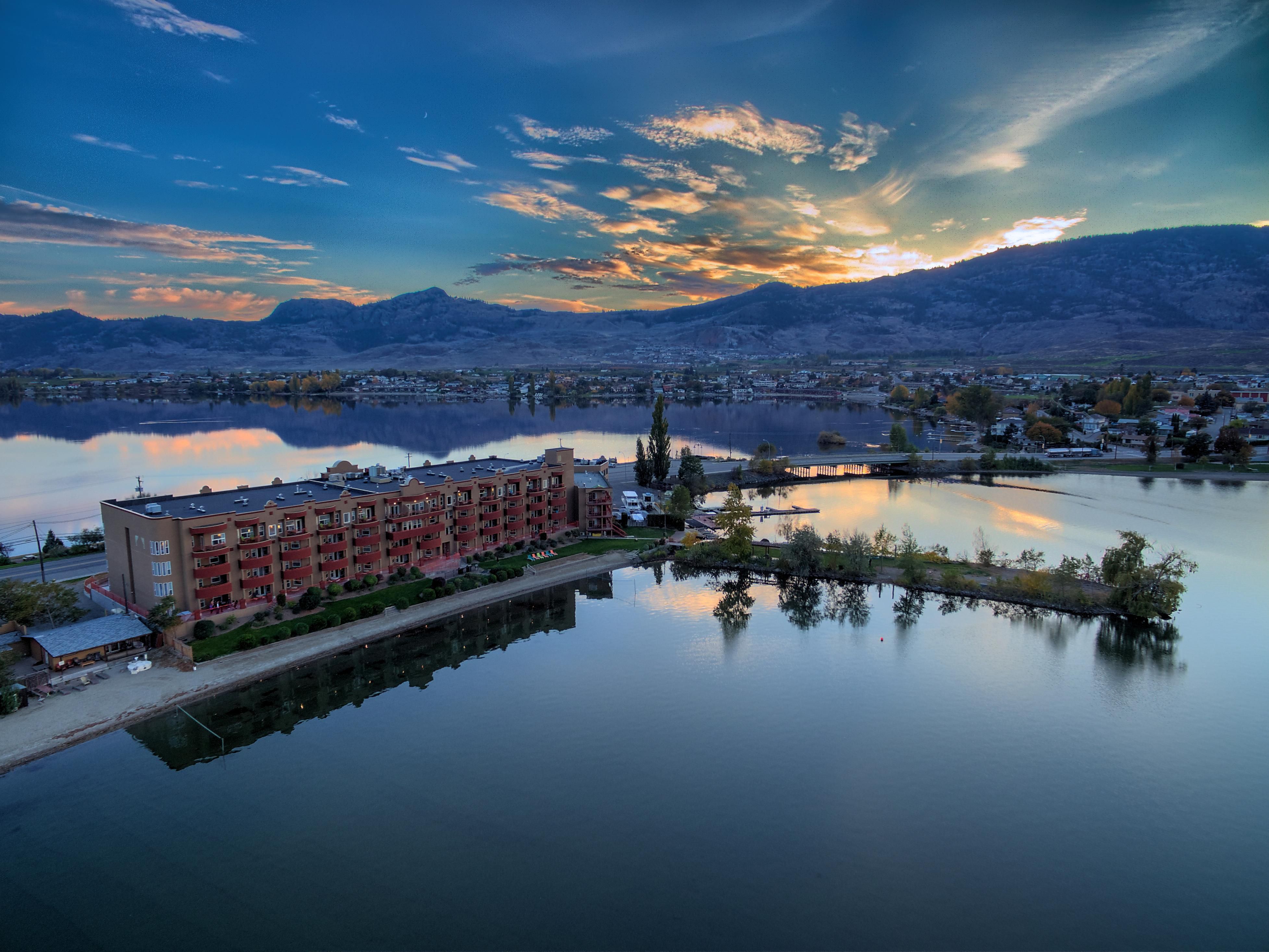 holiday-inn-hotel-and-suites-osoyoos-4347624936-4x3