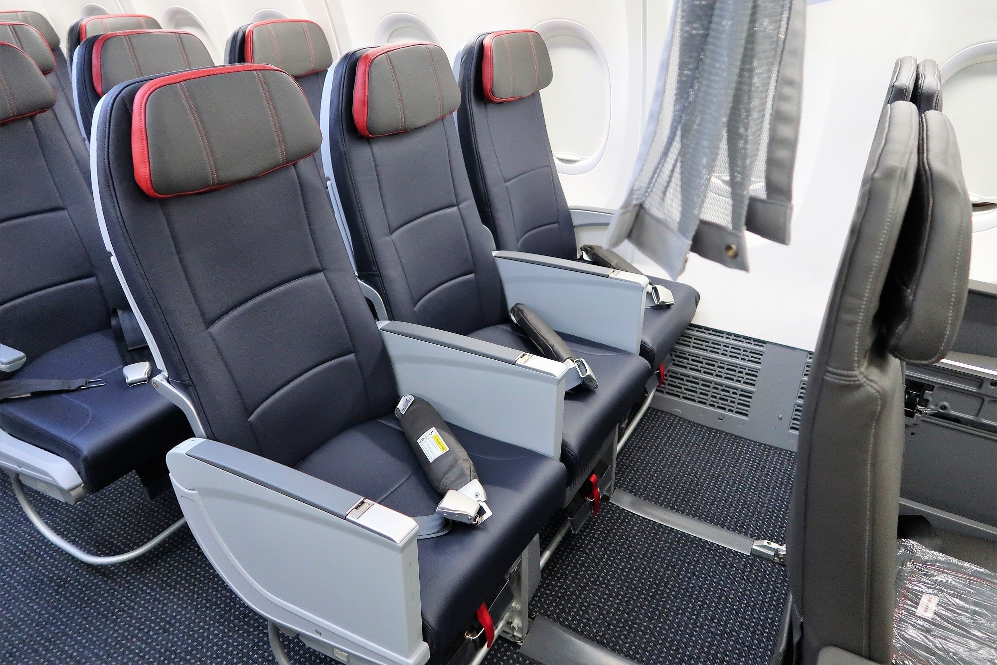 AA 737MAX row 8 Main Cabin Extra MCE 40-inch pitch