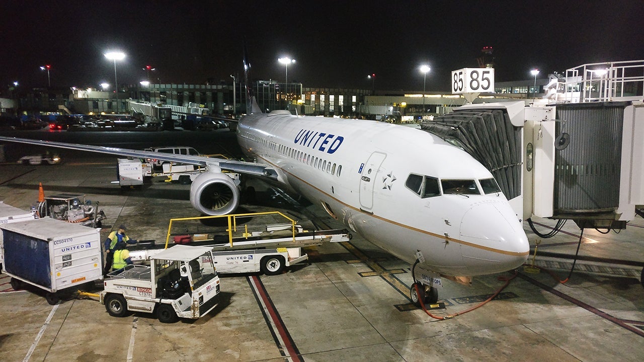 B737-at-Gate2-feature