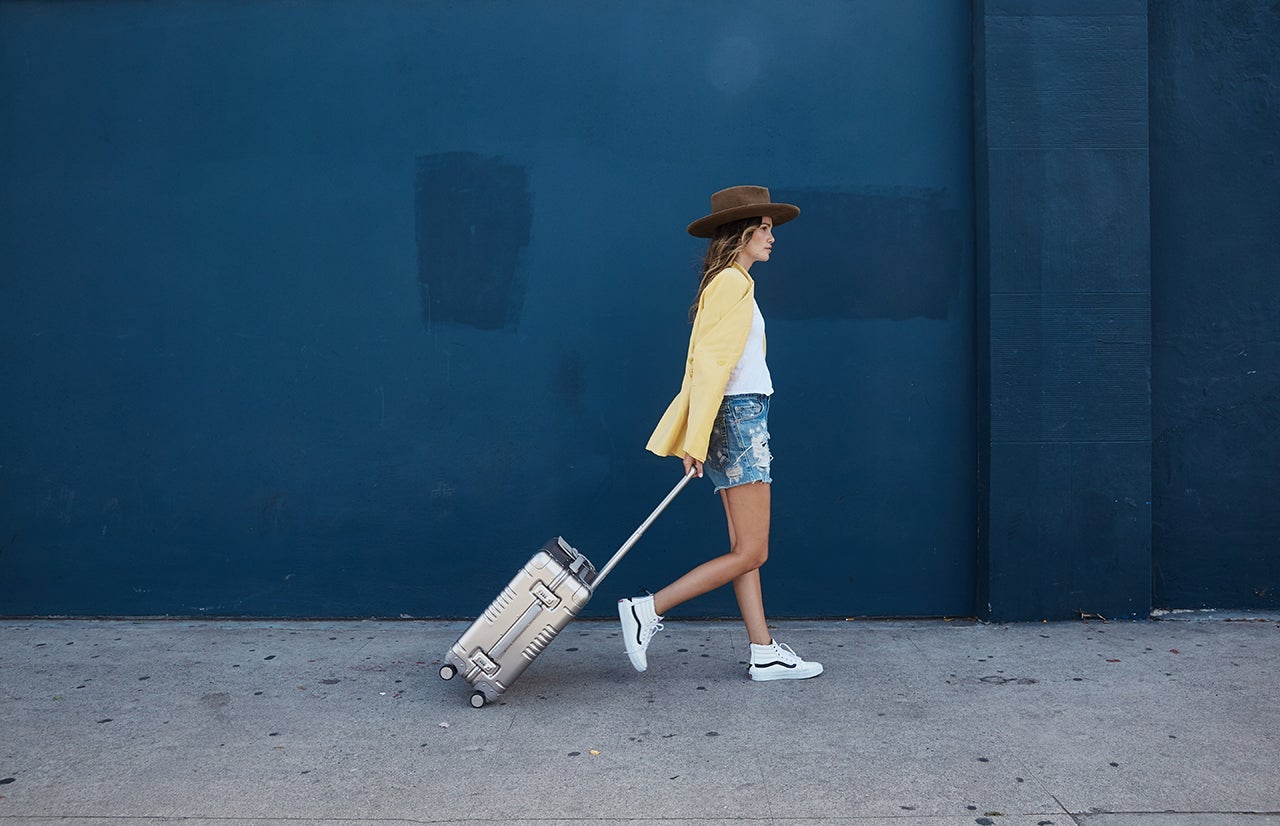 Arlo-Skye-bag-check-in-lifestyle-ftr