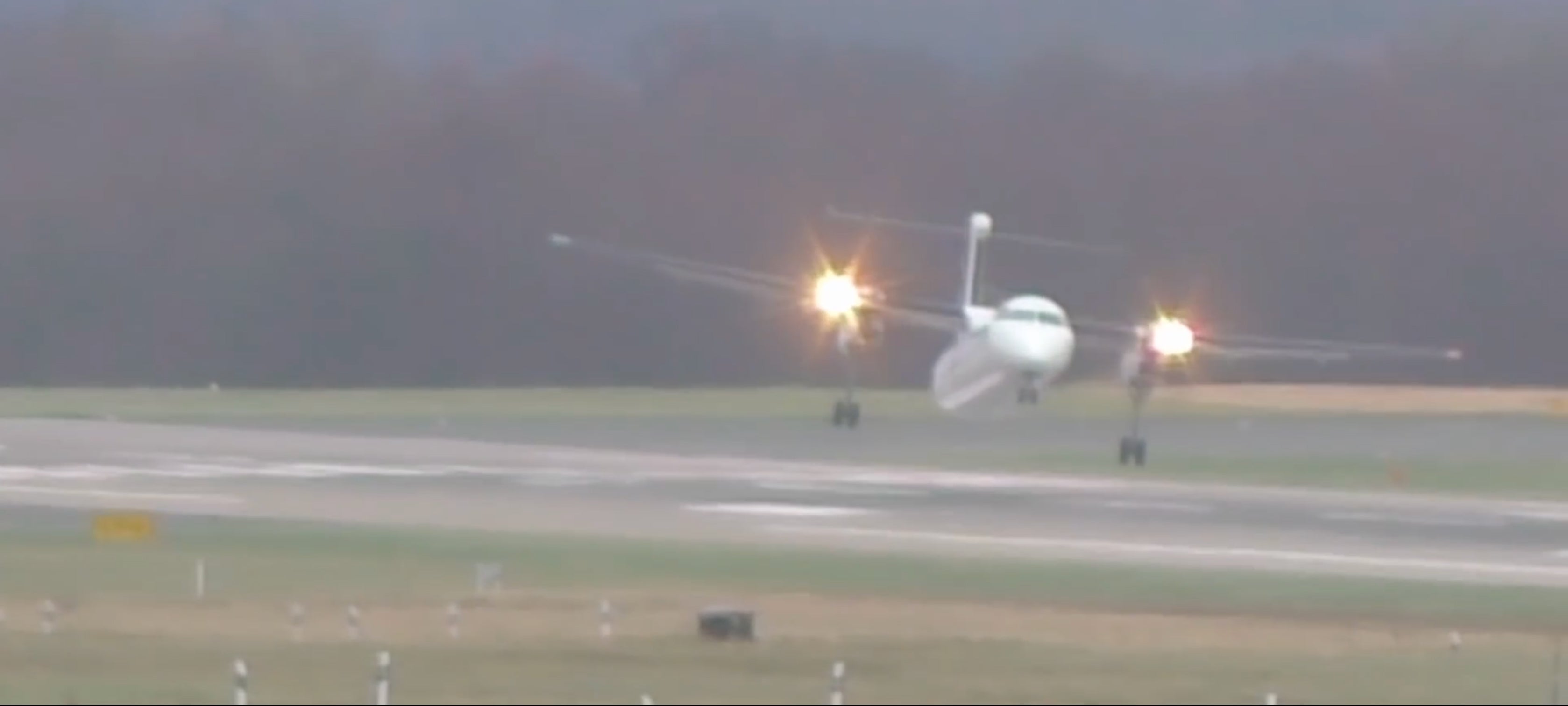 IMG-dash-8-400-dus-landing2