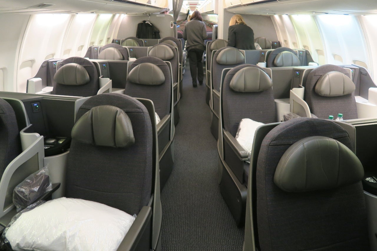 aa757-200-business-phl-ams-cabin-front