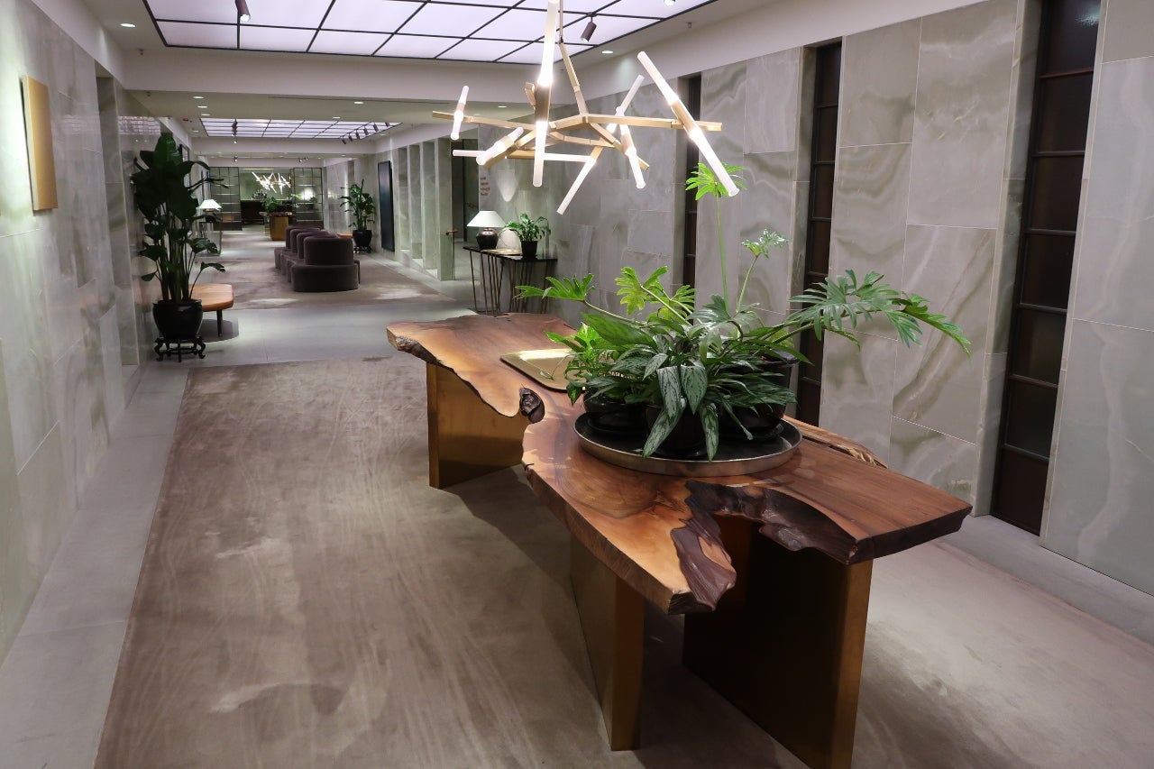 cathay-hkg-pier-first-long-hallway