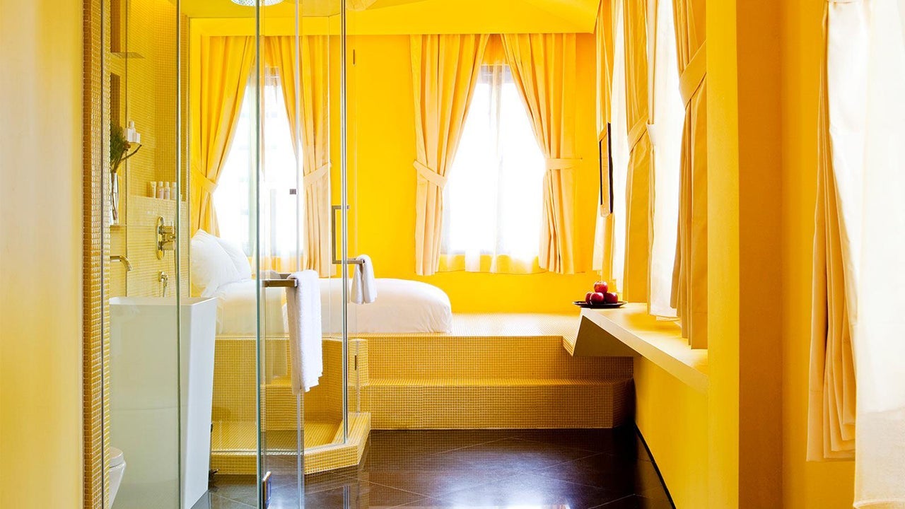 wanderlust-design-hotel-sinapore-pantone-yellow-deluxe-room