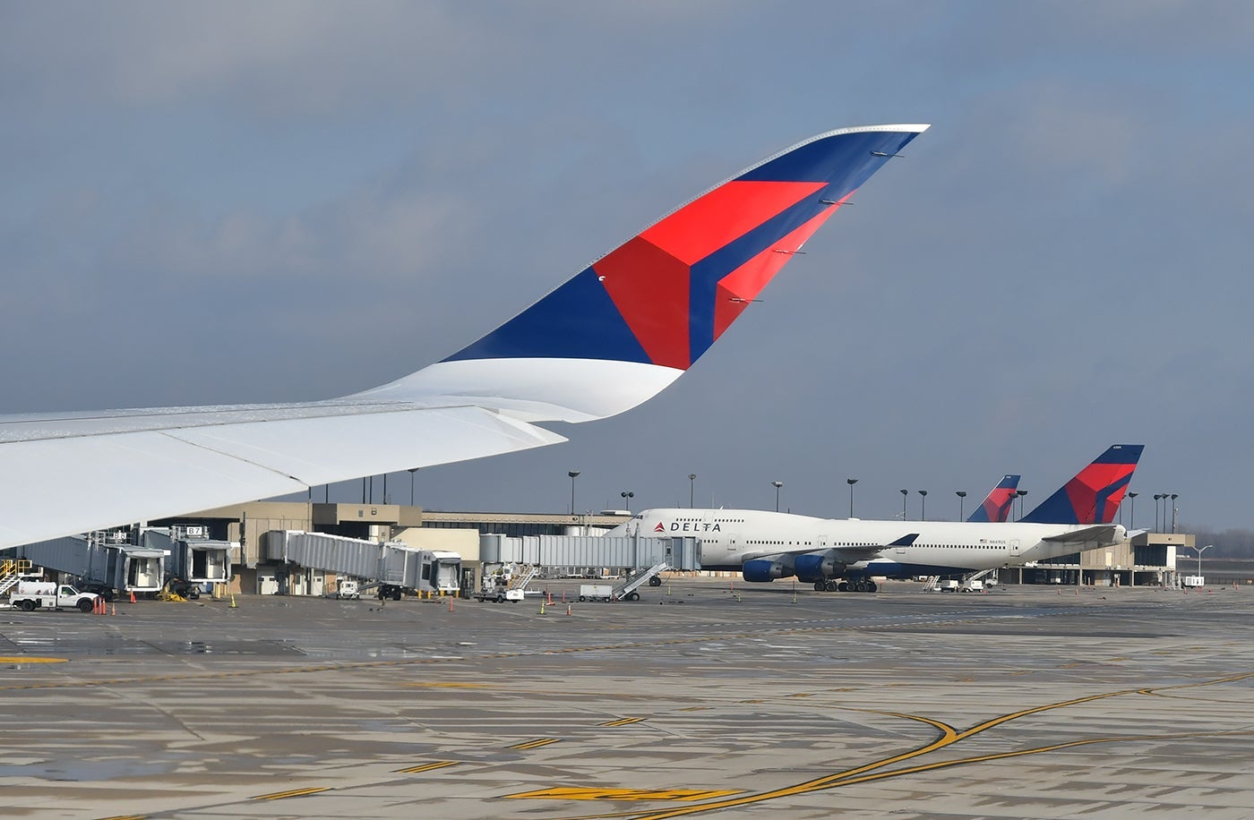 Delta A350 and 747