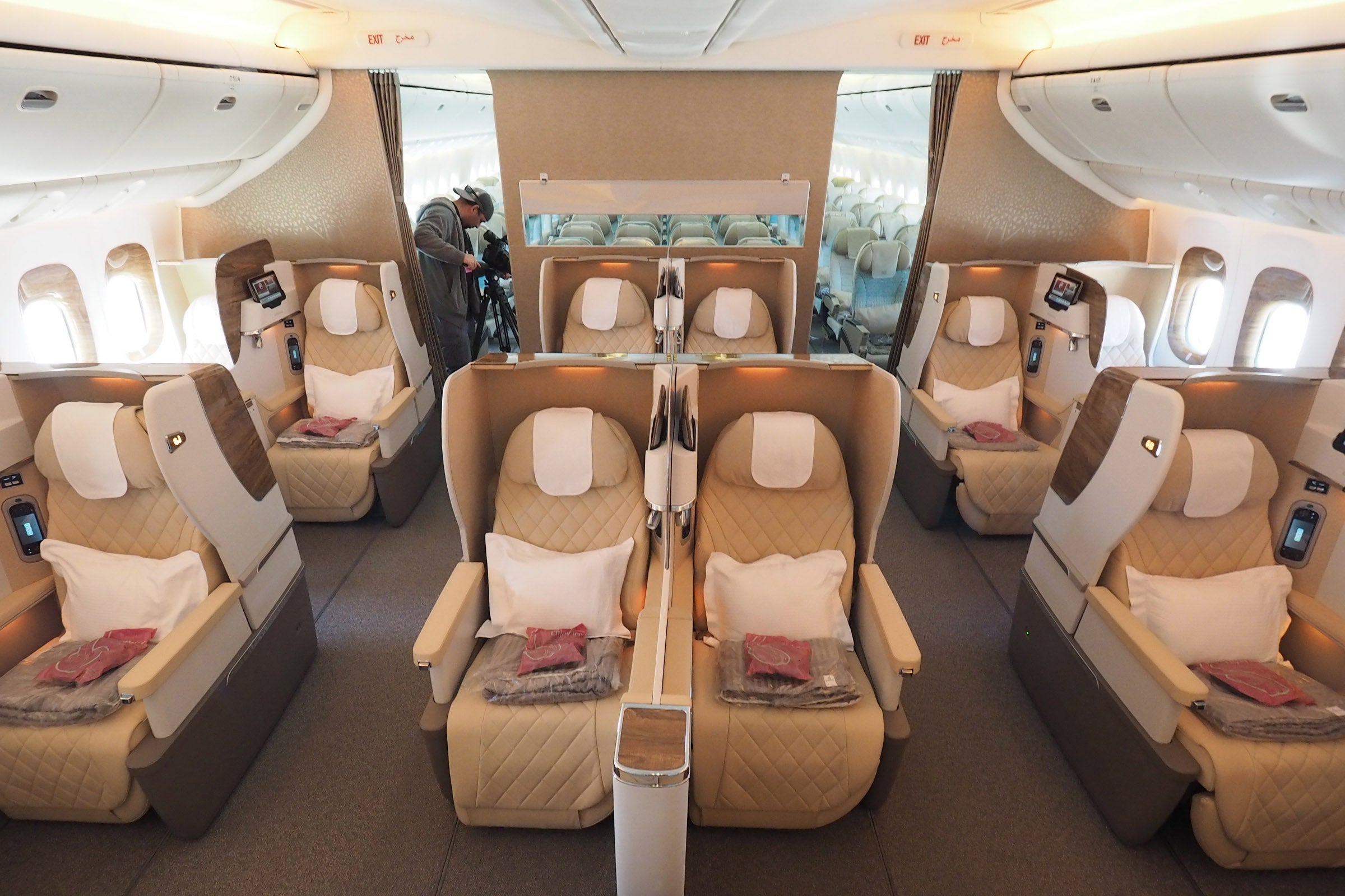 Emirates 777-200LR Tour Business