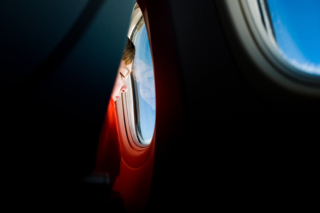 apps for nervous flyers looking out window steven-coffey-192322-unsplash