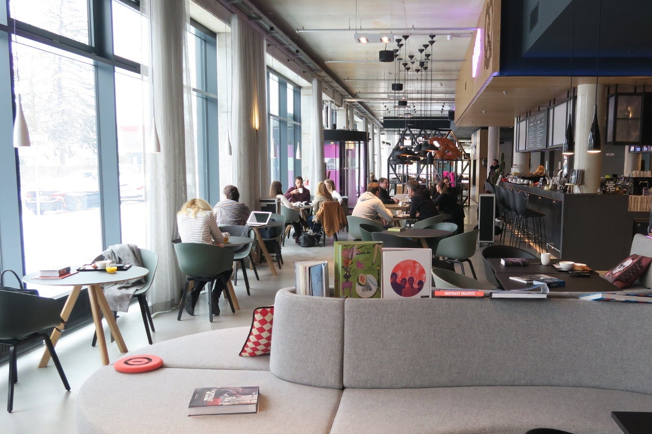moxy-munich-messe-dining-area