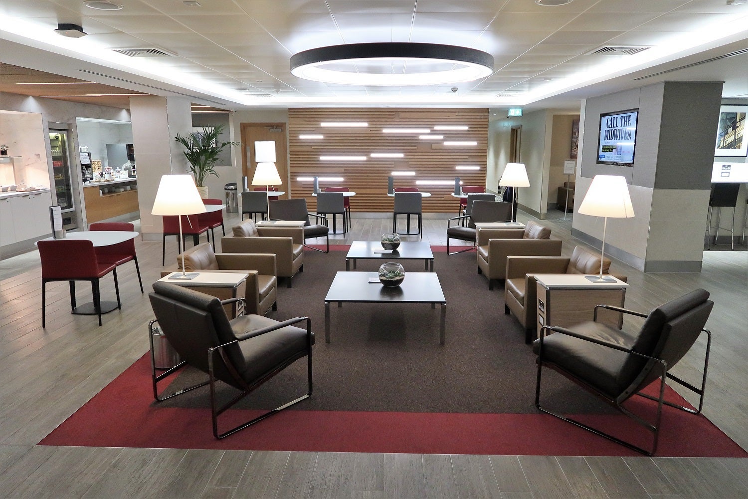 AA LHR arrivals lounge - main lounge room