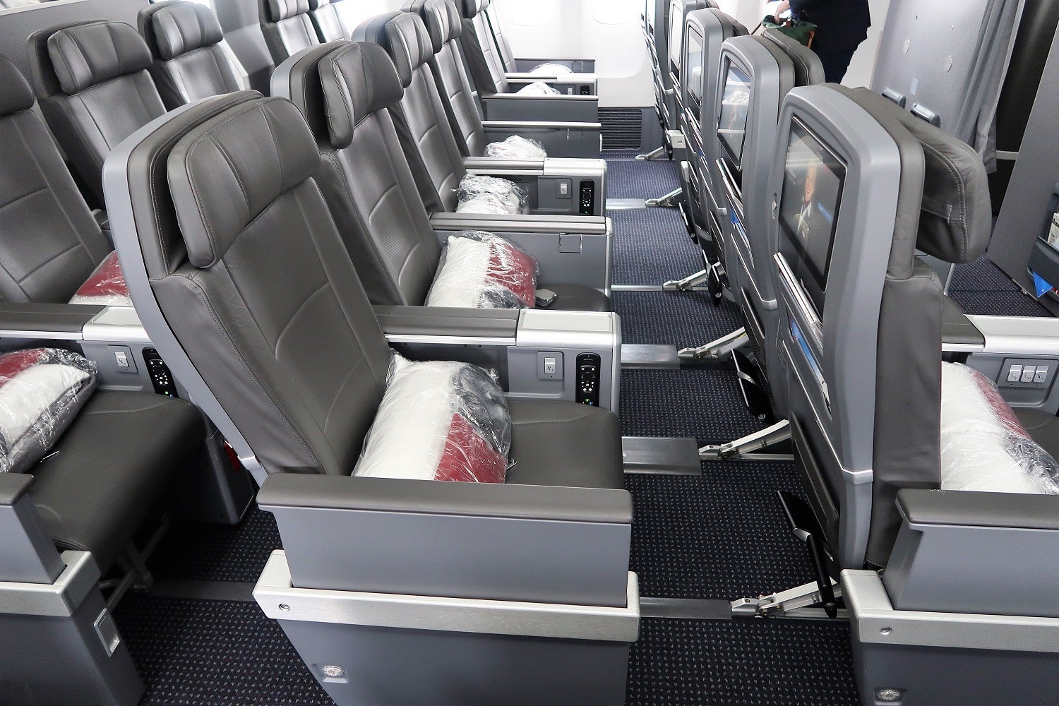 AA 772 777-200 Premium Economy pitch