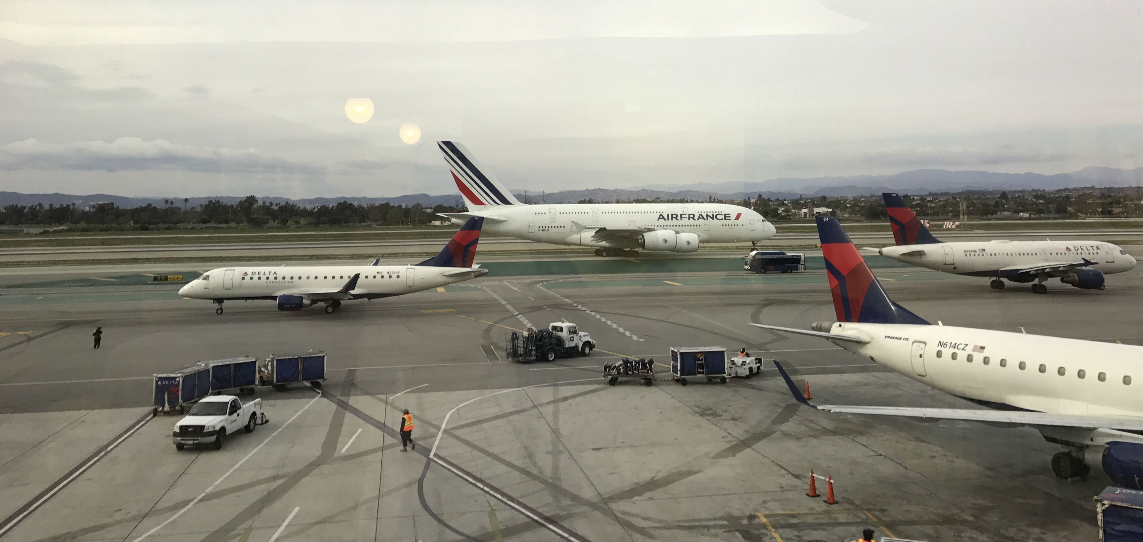Air France - Delta Tarmac Crop