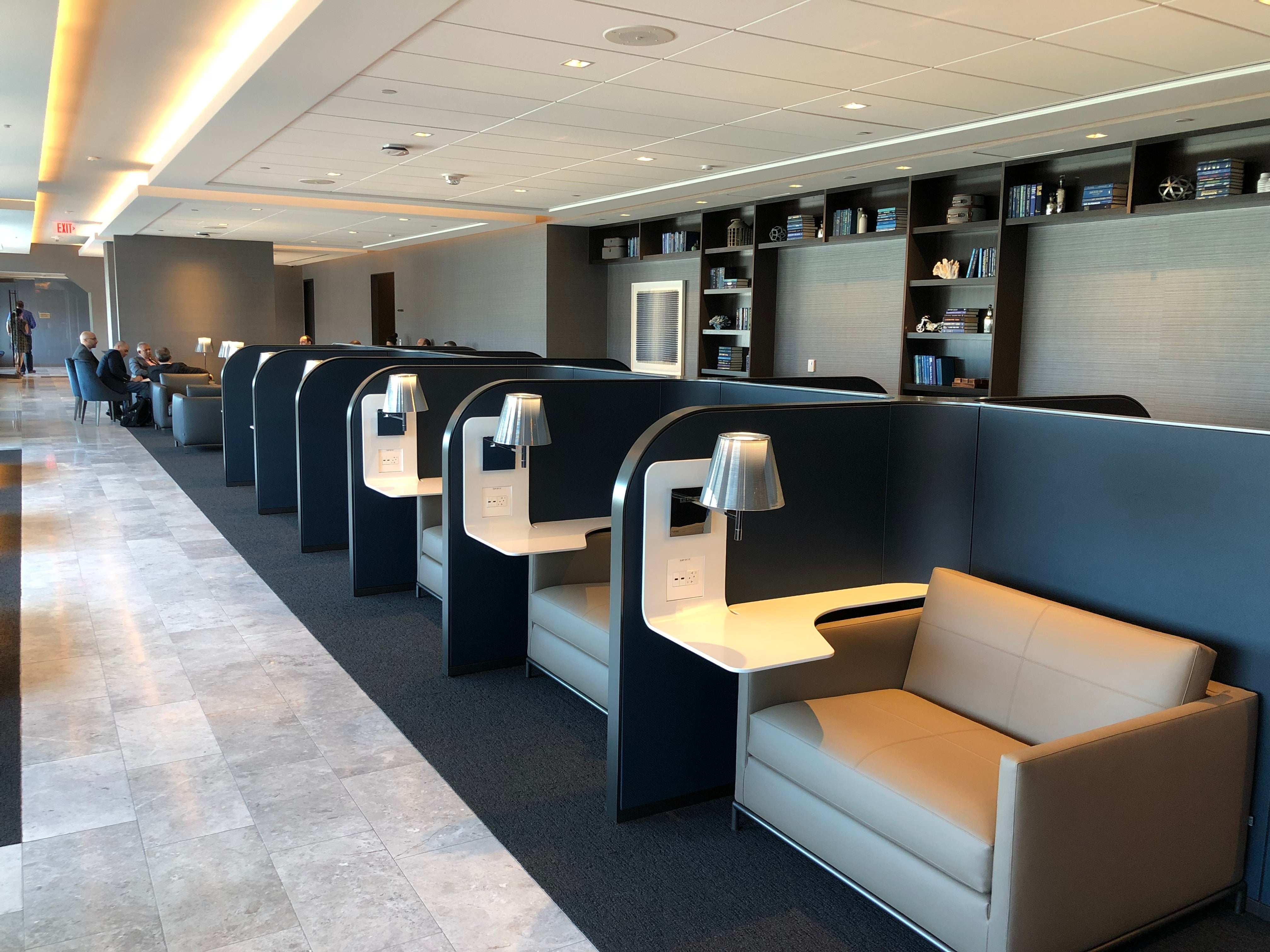 United-Polaris-SFO-row-of-seats