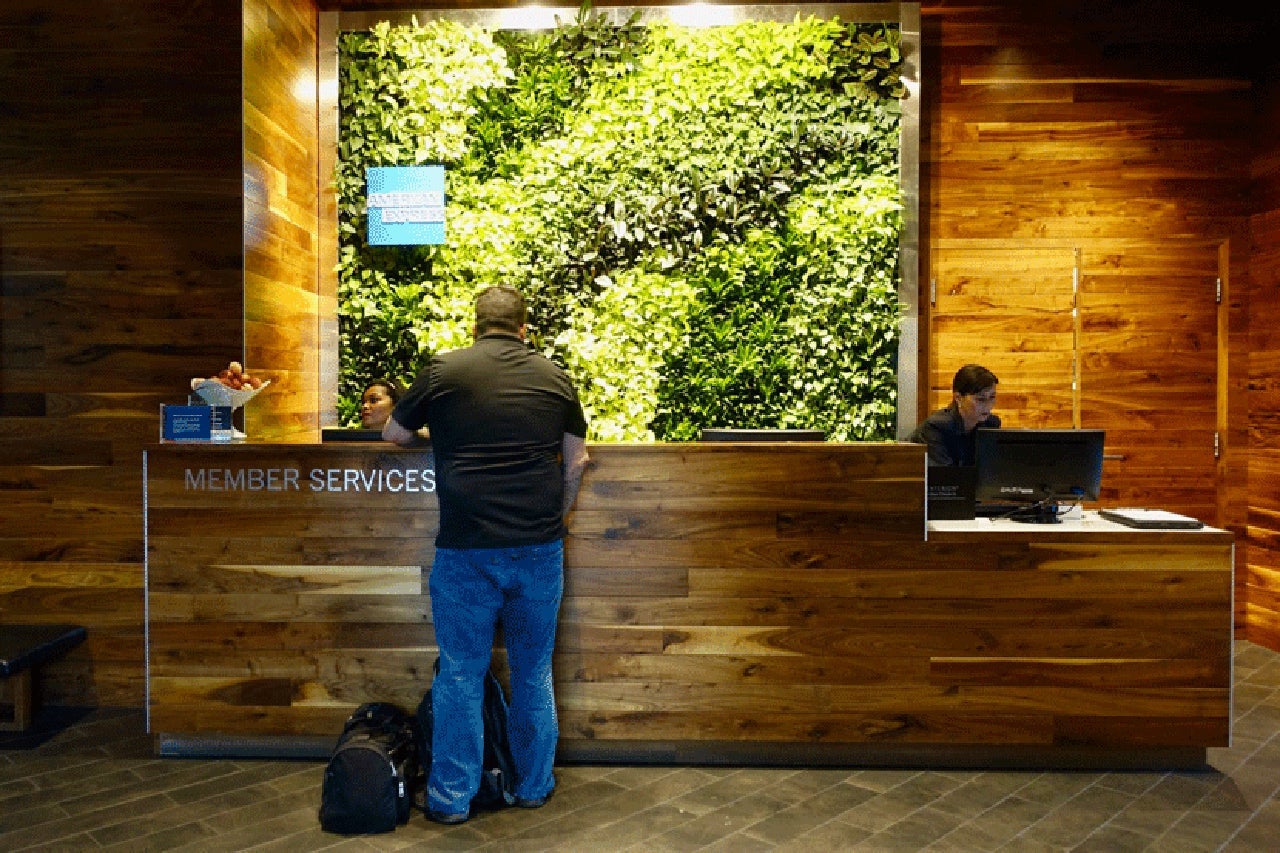 amex-lounge-member-entrance