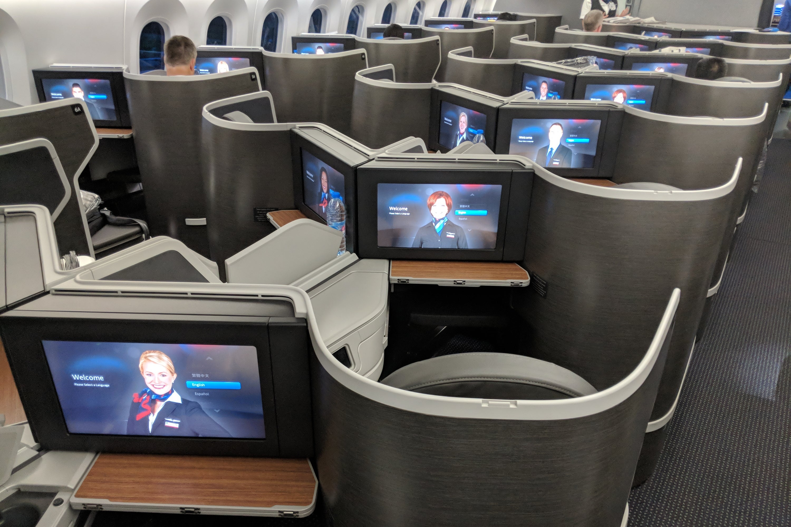 aa-789-business-18-ife-cabin