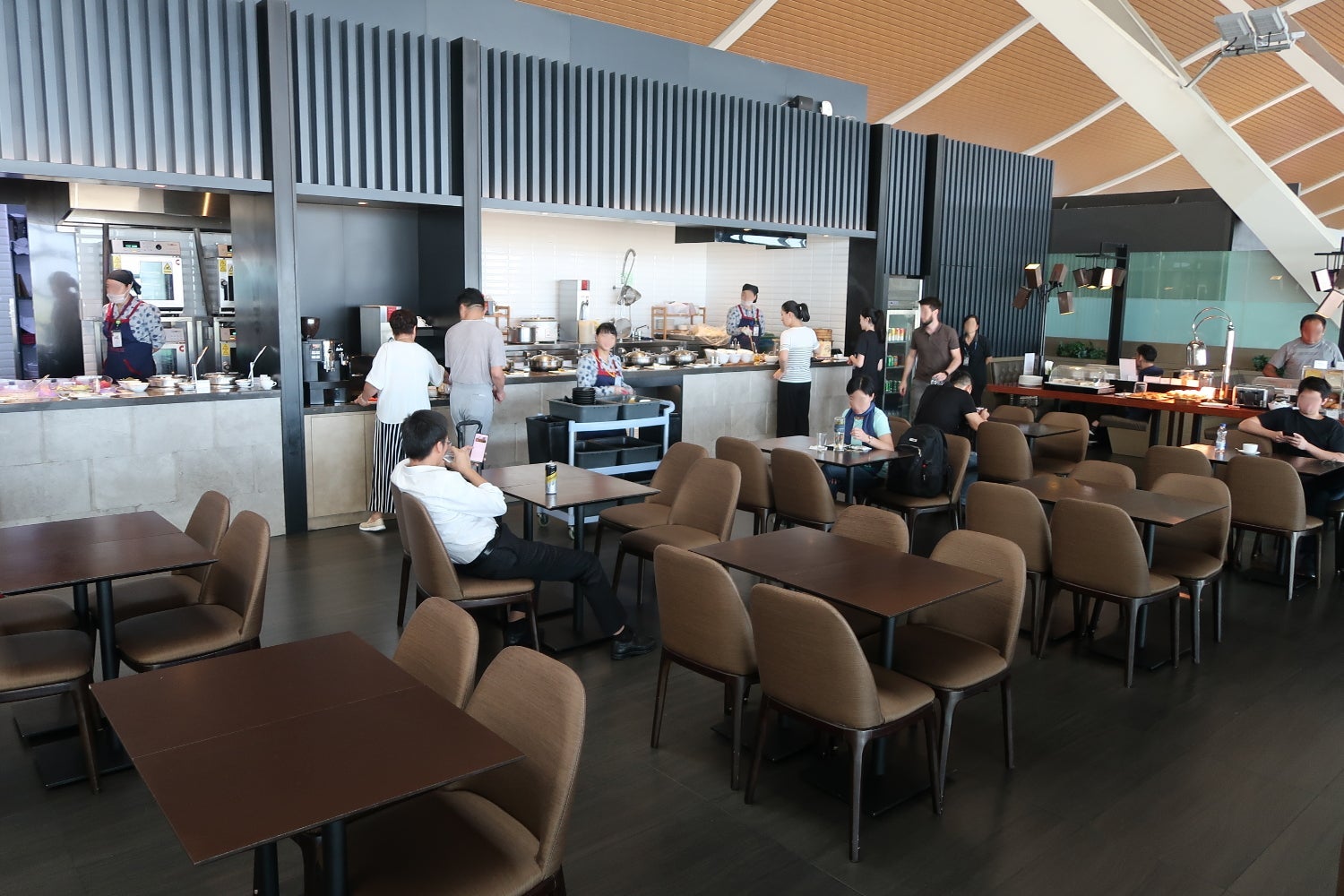 china-eastern-plaza-premium-lounge-dining-area