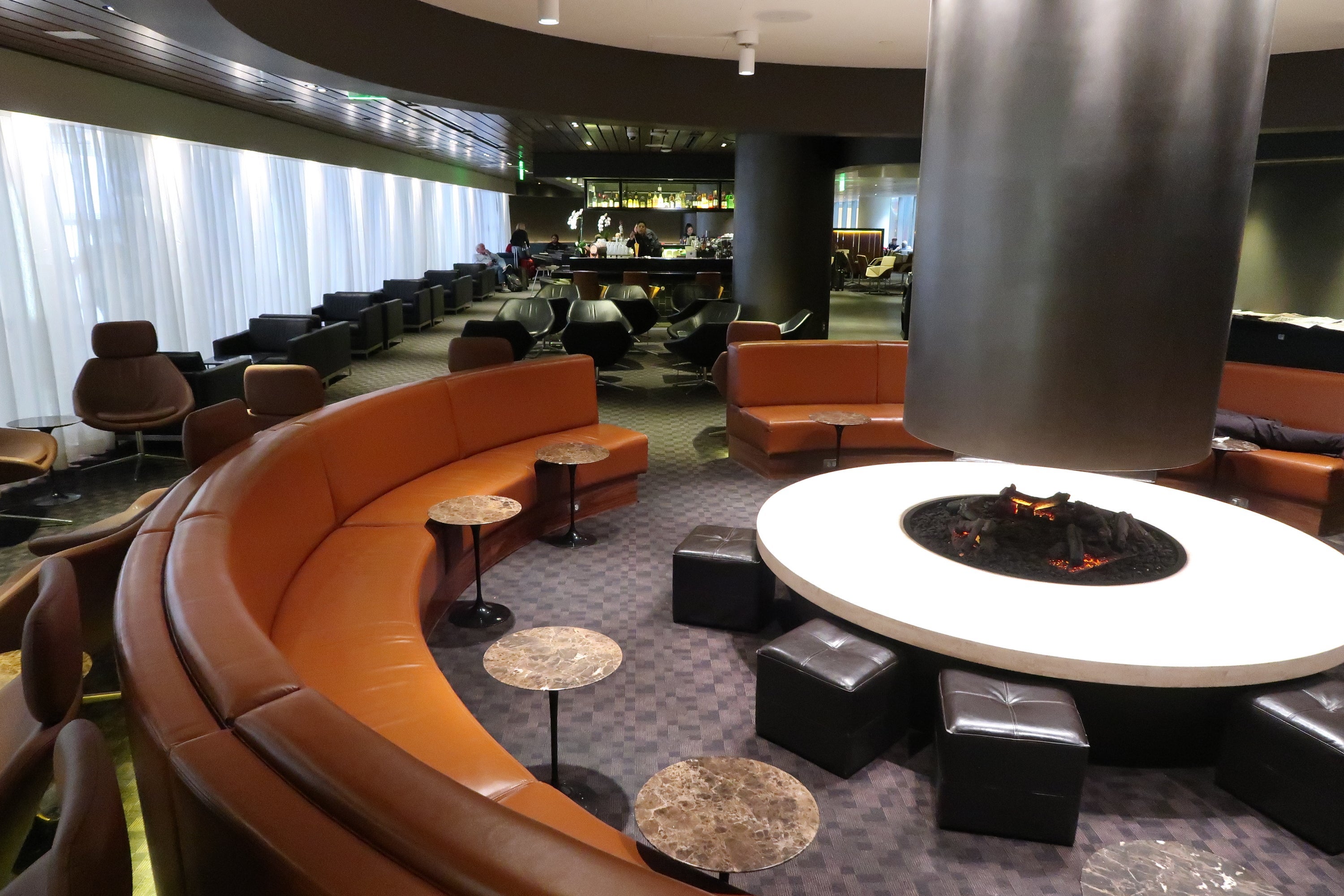 oneworld-lounge-lax-fire-pit-bar