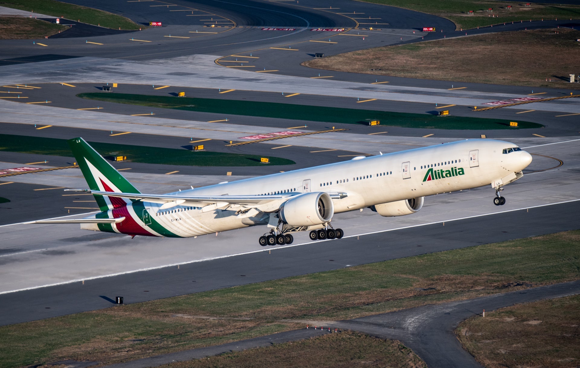 Alitalia 777-300ER JFK