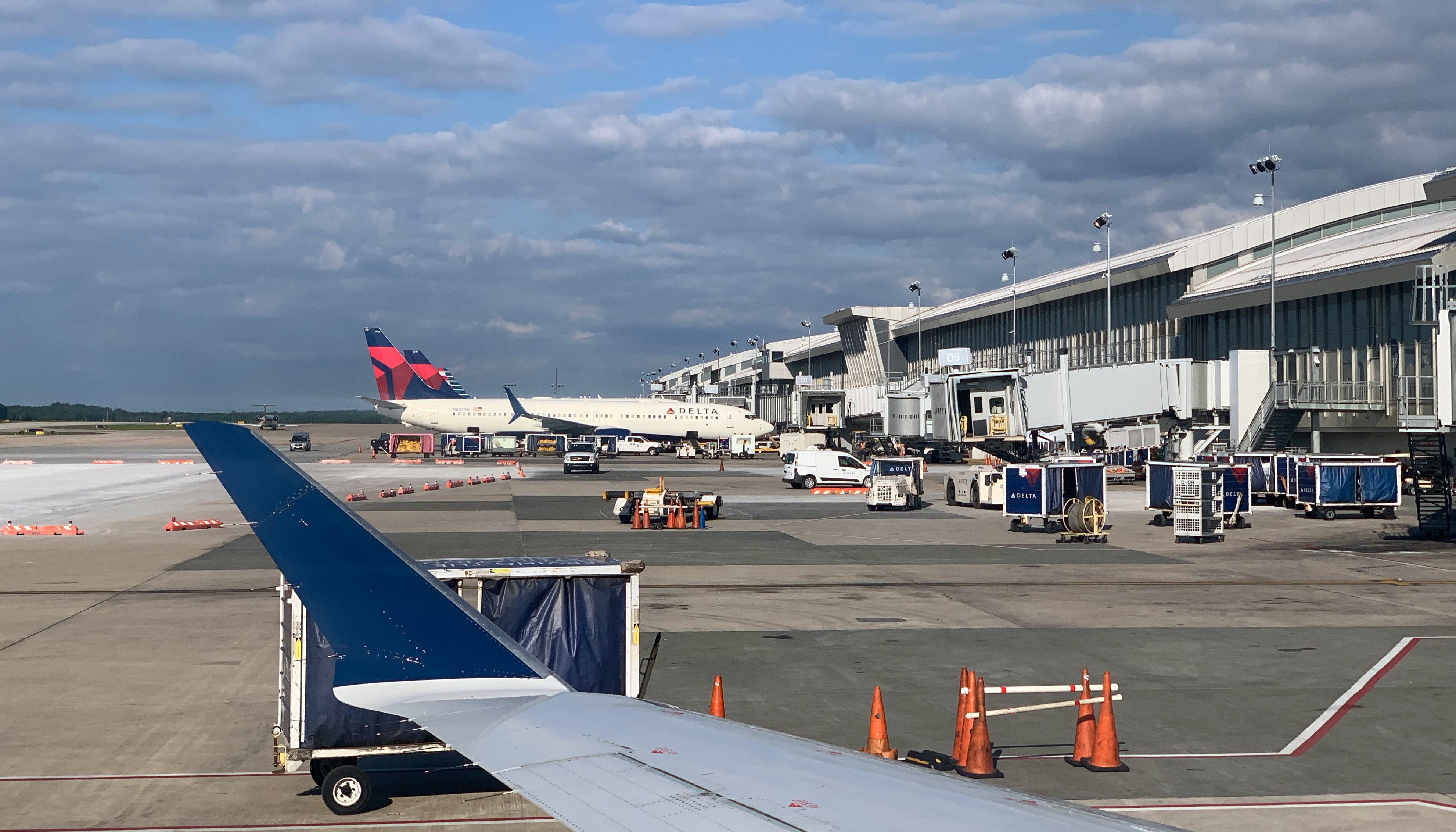 Delta-Planes-at-RDU-Airport