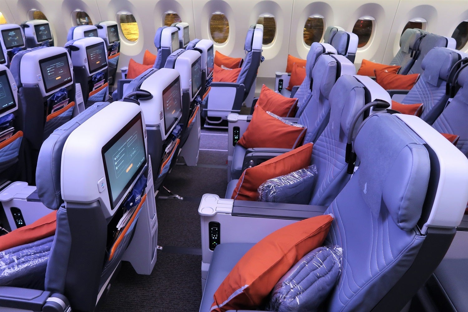 Singapore Airlines SQ22 inaugural - premium economy pitch