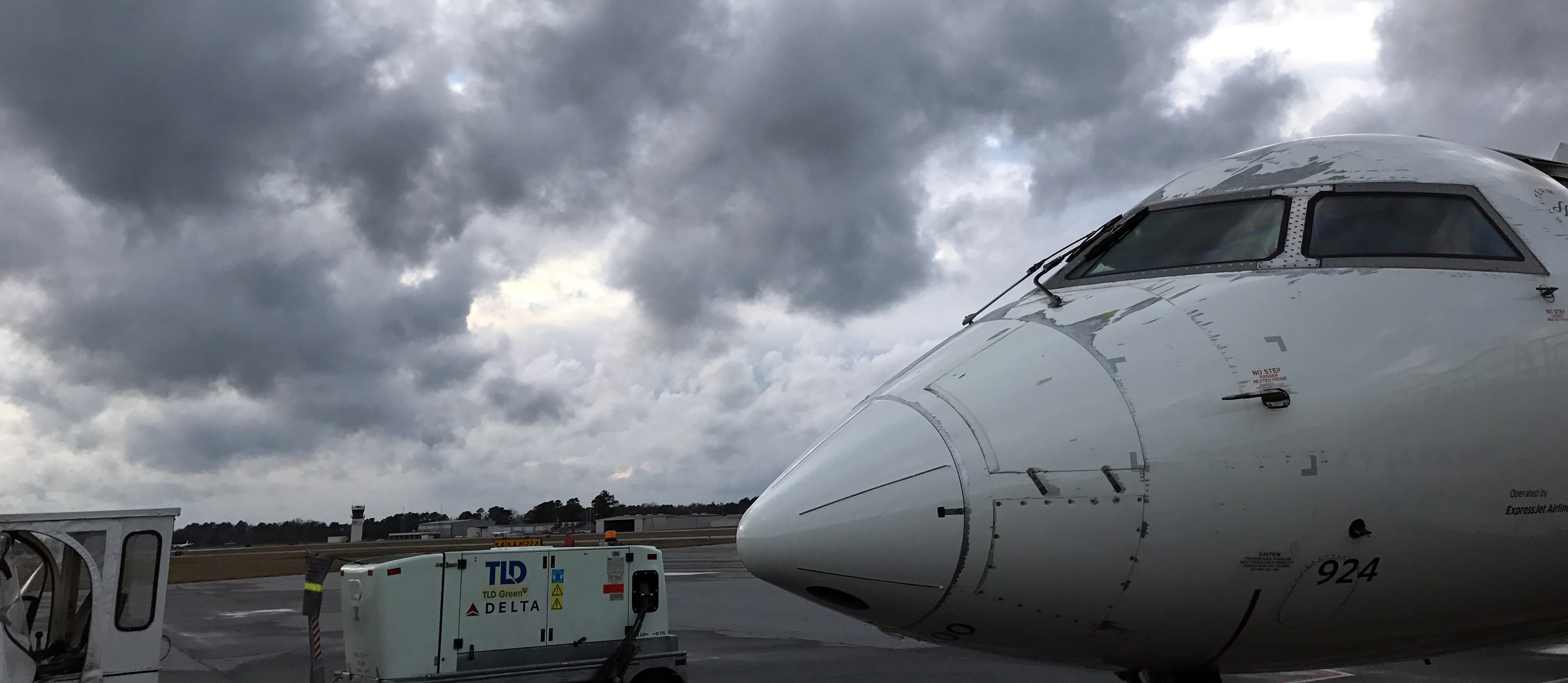 delta-connection-crj200-ewn-airport