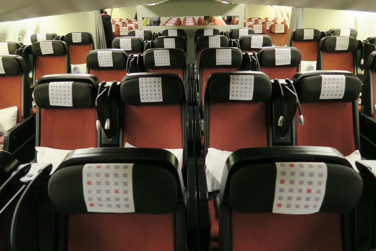 jal-777-300er-pe-cabin