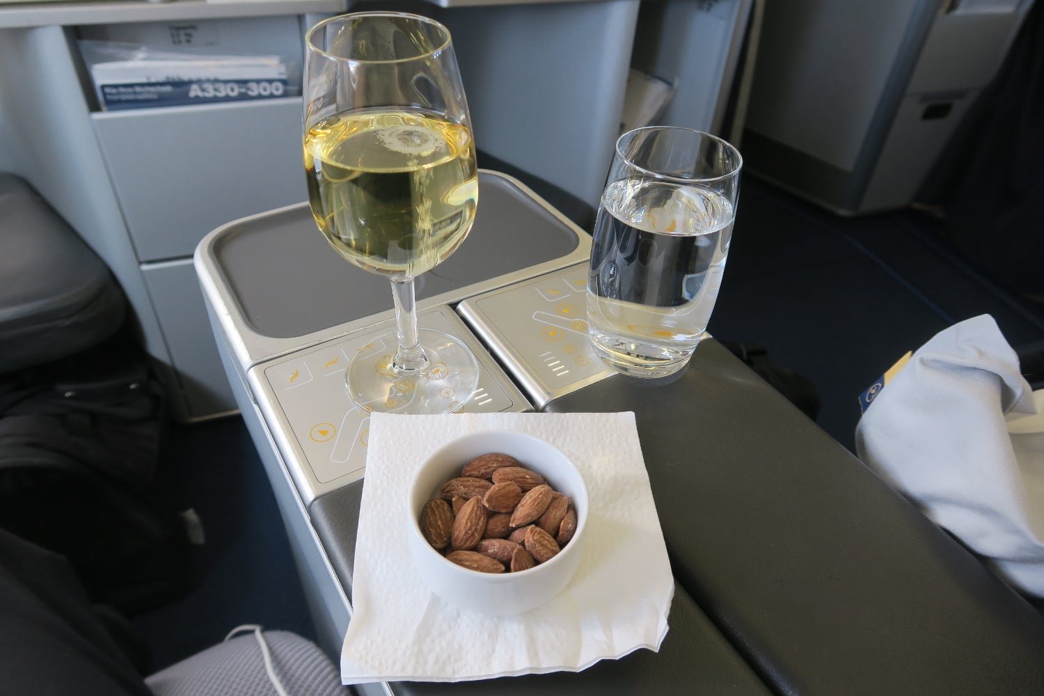 lufthansa-business-330-300x-nuts