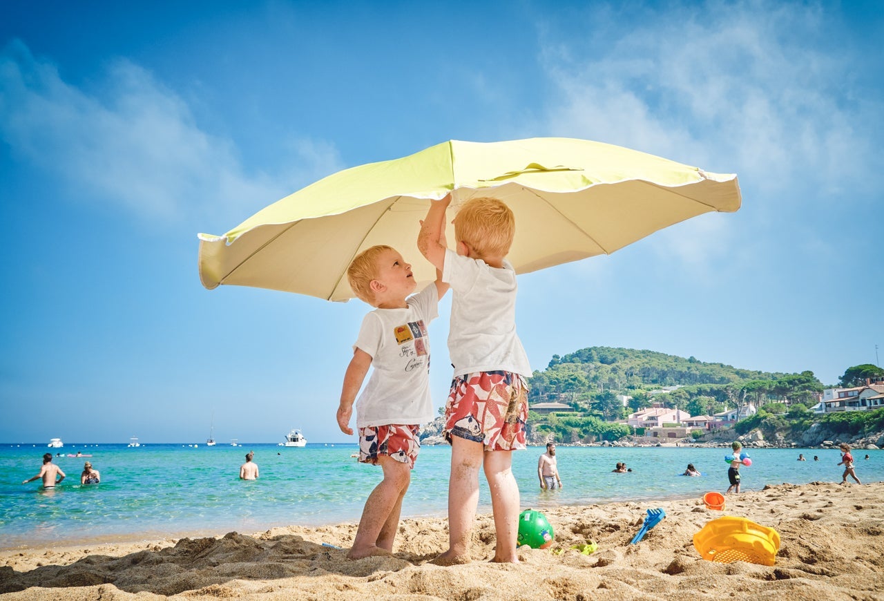 traveling with twins-kids on beach-by vidar-nordli-mathisen-unsplash