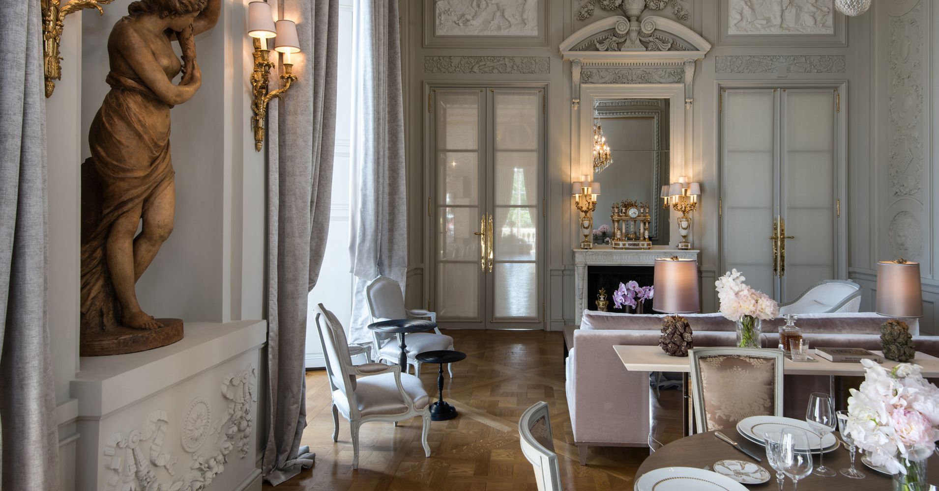 104829749-rsz_salon-marie-antoinette.1910x1000